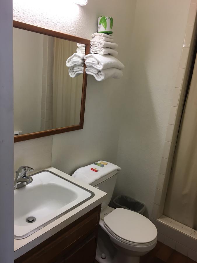 Skyliner Motel Stroud Екстериор снимка