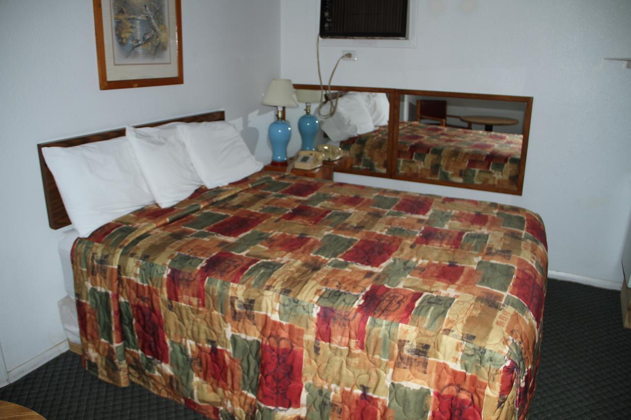 Skyliner Motel Stroud Екстериор снимка